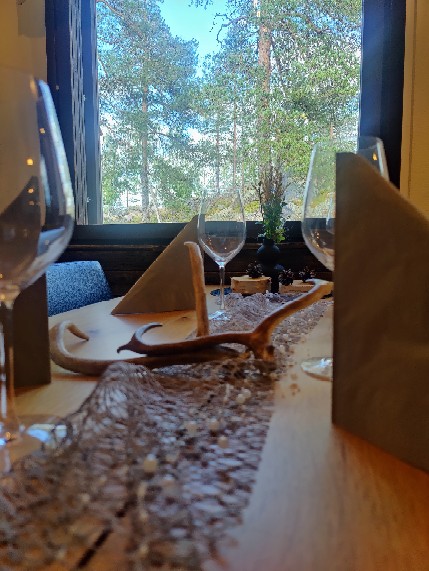 Lounas Aurinkomajalla Image